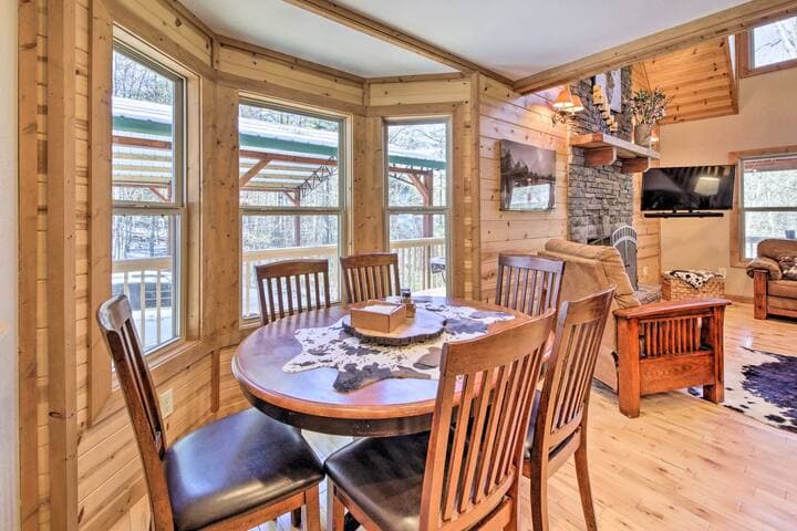 Dining Area | Dishware & Flatware Provided