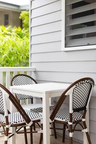 Overlooking the Cairns botanical gardens this front patio is perfect for outdoor dining or just spending some quiet time listening to the birds.