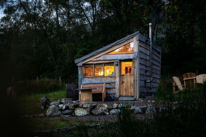 Gorgeous Keppoch Bothy as the light fades and it's time to close out the evening and coorie indoors
