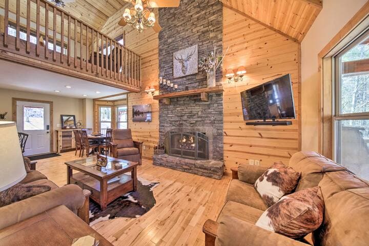 Living Room | Main Floor | TV w/ Cable