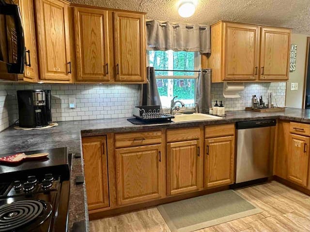 Lake view house walking distance to beach & pool