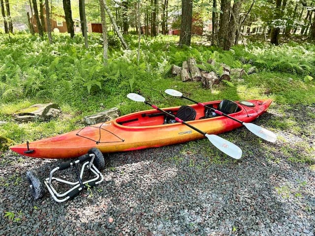 Lake view house walking distance to beach & pool