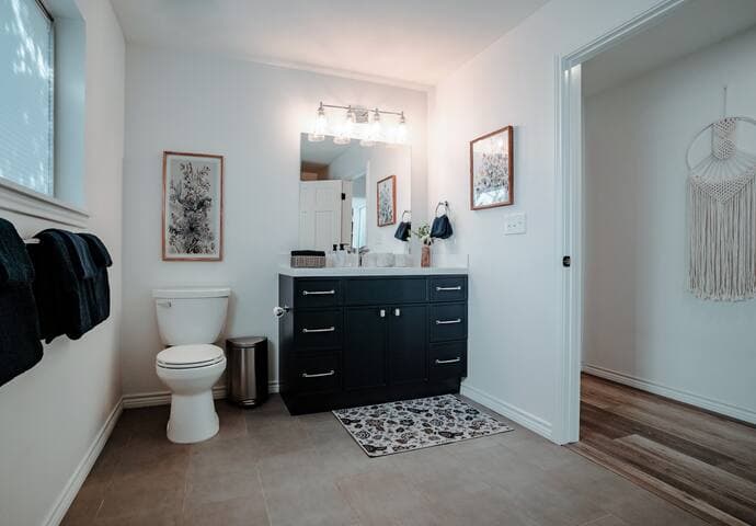 Eclectic Home + pool, hot tub - 7 min to downtown