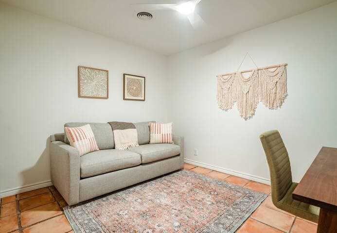 Eclectic Home + pool, hot tub - 7 min to downtown