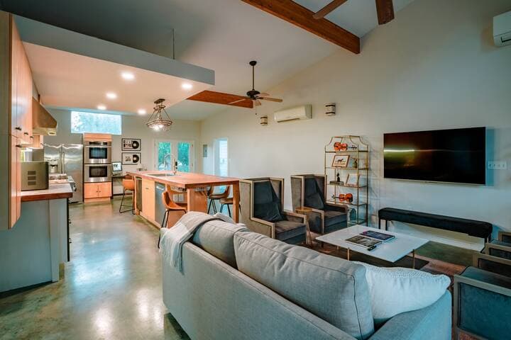 Eclectic Home + pool, hot tub - 7 min to downtown