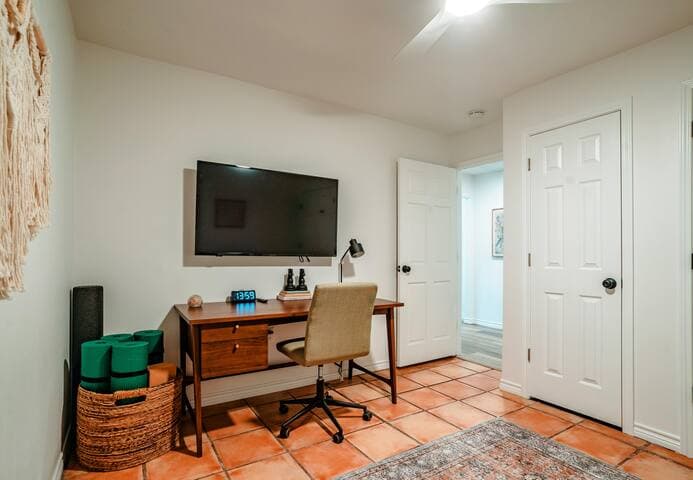 Eclectic Home + pool, hot tub - 7 min to downtown