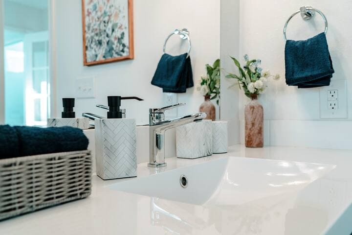 Eclectic Home + pool, hot tub - 7 min to downtown