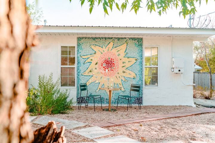 Eclectic Home + pool, hot tub - 7 min to downtown