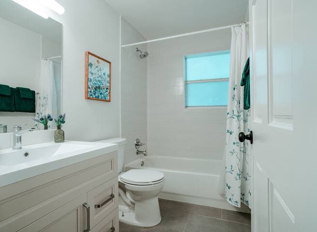 Eclectic Home + pool, hot tub - 7 min to downtown