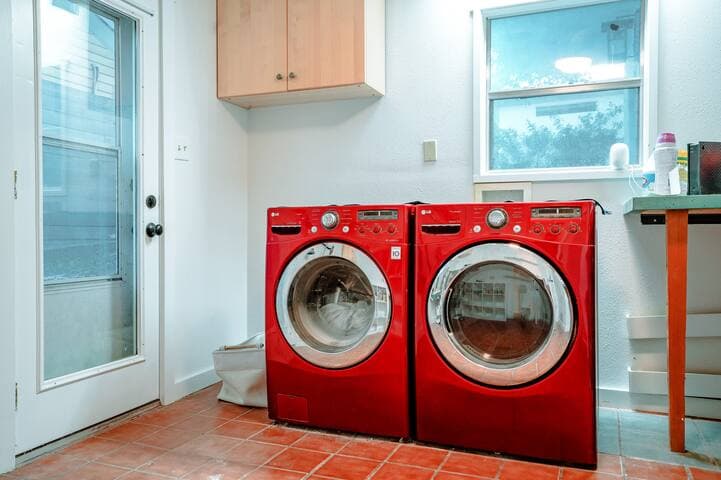 Eclectic Home + pool, hot tub - 7 min to downtown