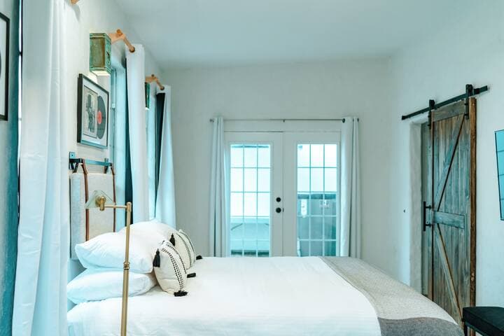 Eclectic Home + pool, hot tub - 7 min to downtown