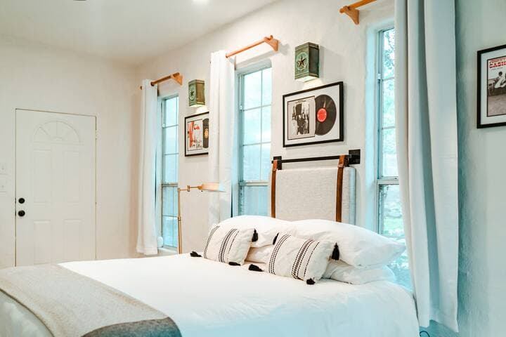 Eclectic Home + pool, hot tub - 7 min to downtown