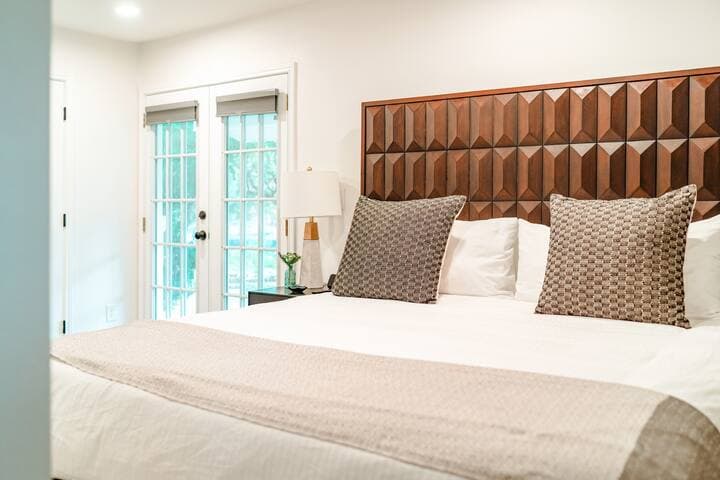 Eclectic Home + pool, hot tub - 7 min to downtown