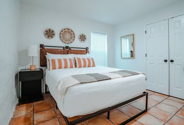 Eclectic Home + pool, hot tub - 7 min to downtown