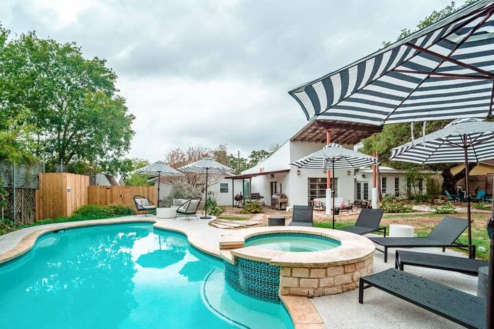 Eclectic Home + pool, hot tub - 7 min to downtown