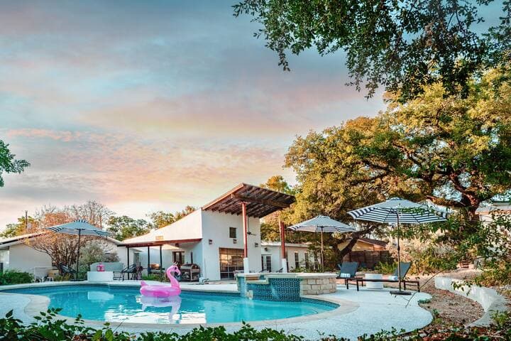 Eclectic Home + pool, hot tub - 7 min to downtown