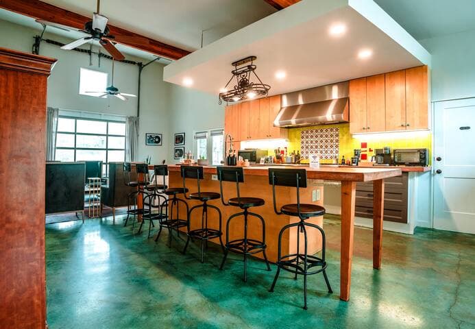 Eclectic Home + pool, hot tub - 7 min to downtown