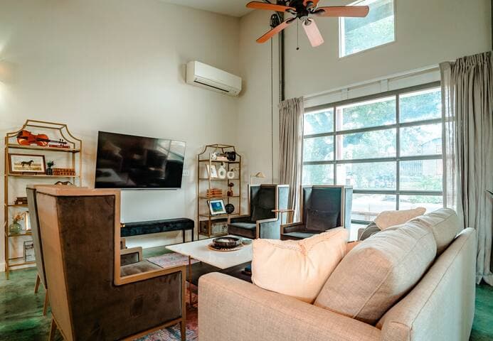 Eclectic Home + pool, hot tub - 7 min to downtown