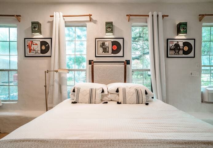 Eclectic Home + pool, hot tub - 7 min to downtown