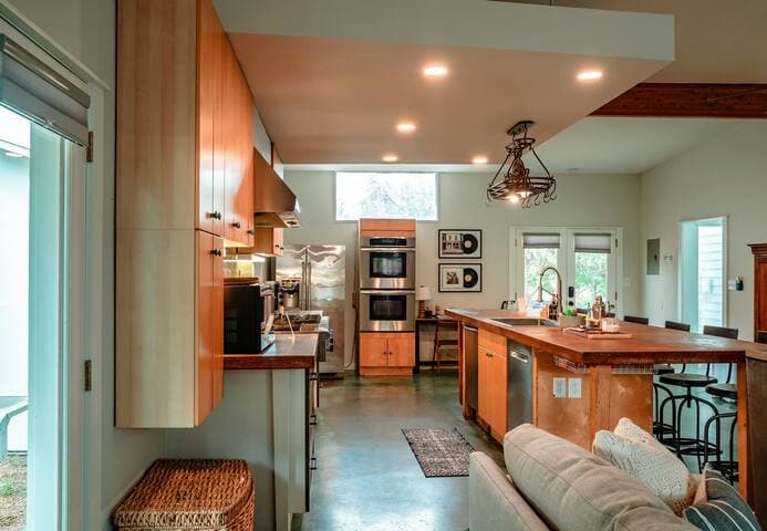 Eclectic Home + pool, hot tub - 7 min to downtown