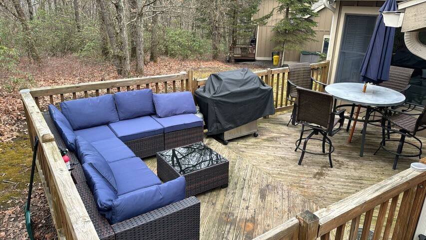 Large deck with plenty of seeting for the entire family.