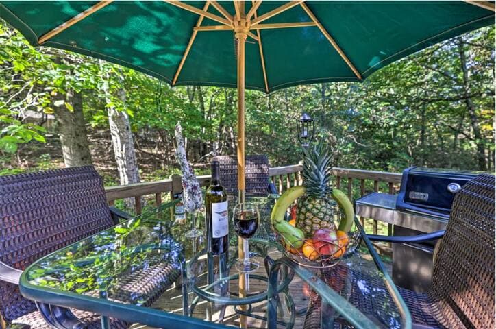 Pocono Mountain Home , Hot Tub- 1 Mile to Skiing!