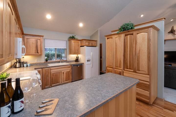 Riverfront,Hot Tub,Cali King, Canoe, Paddle Boards