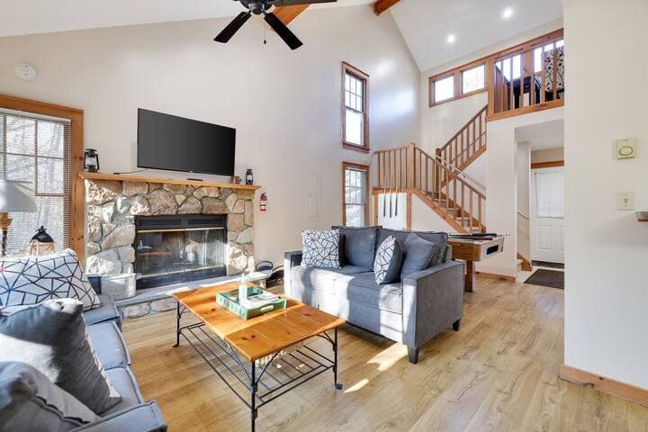 Pocono Mountain Home , Hot Tub- 1 Mile to Skiing!