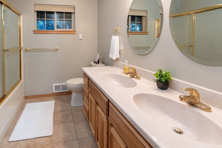 Riverfront,Hot Tub,Cali King, Canoe, Paddle Boards