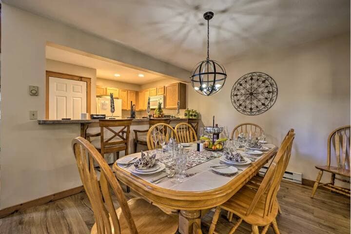 Pocono Mountain Home , Hot Tub- 1 Mile to Skiing!