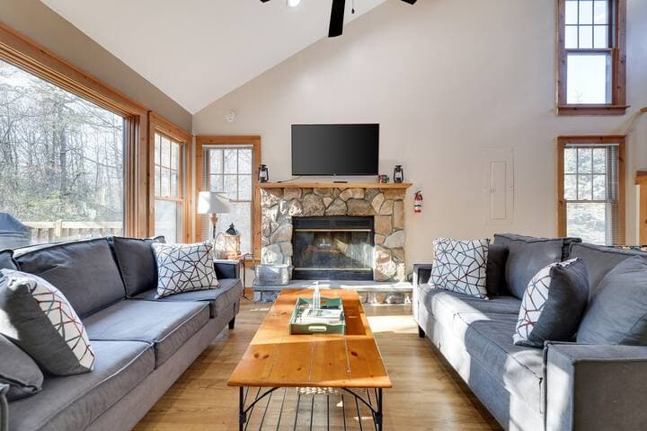 Pocono Mountain Home , Hot Tub- 1 Mile to Skiing!