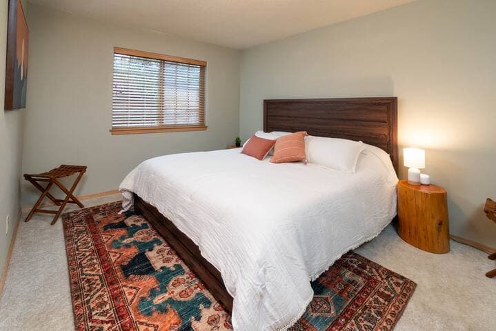 Riverfront,Hot Tub,Cali King, Canoe, Paddle Boards