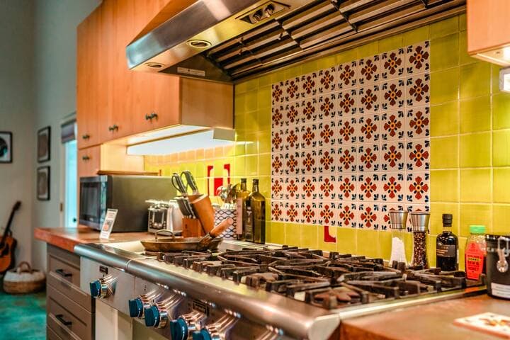 Eclectic Home + pool, hot tub - 7 min to downtown