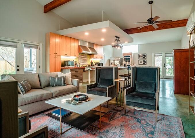 Eclectic Home + pool, hot tub - 7 min to downtown