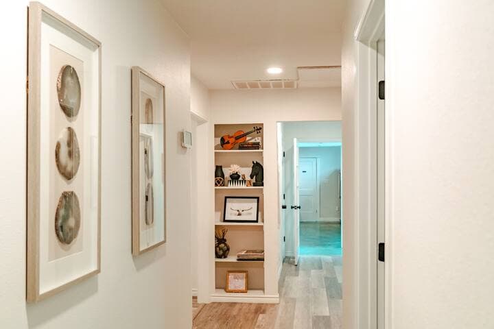 Eclectic Home + pool, hot tub - 7 min to downtown