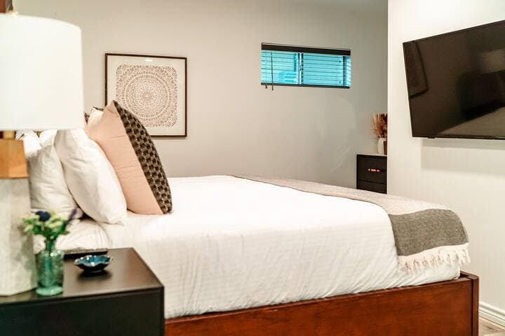 Eclectic Home + pool, hot tub - 7 min to downtown