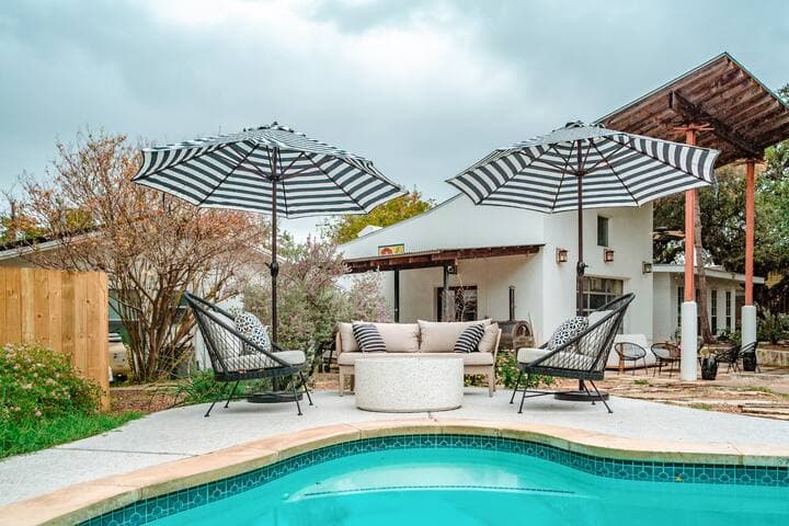 Eclectic Home + pool, hot tub - 7 min to downtown