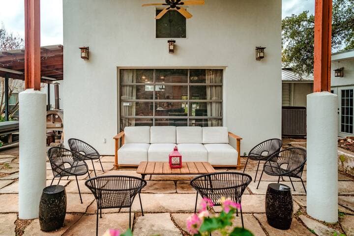 Eclectic Home + pool, hot tub - 7 min to downtown