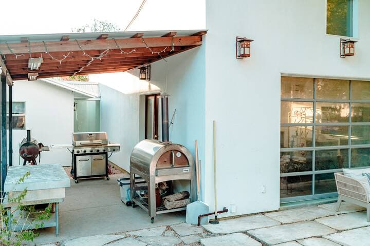 Eclectic Home + pool, hot tub - 7 min to downtown