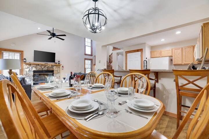 Pocono Mountain Home , Hot Tub- 1 Mile to Skiing!