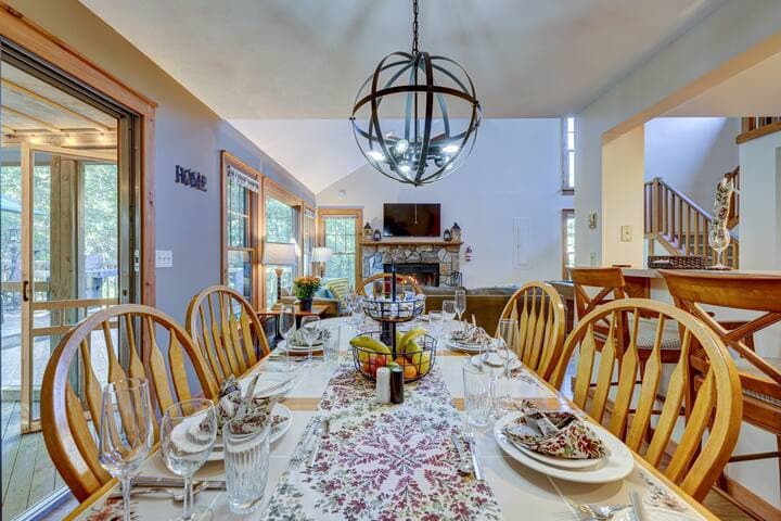 Pocono Mountain Home , Hot Tub- 1 Mile to Skiing!