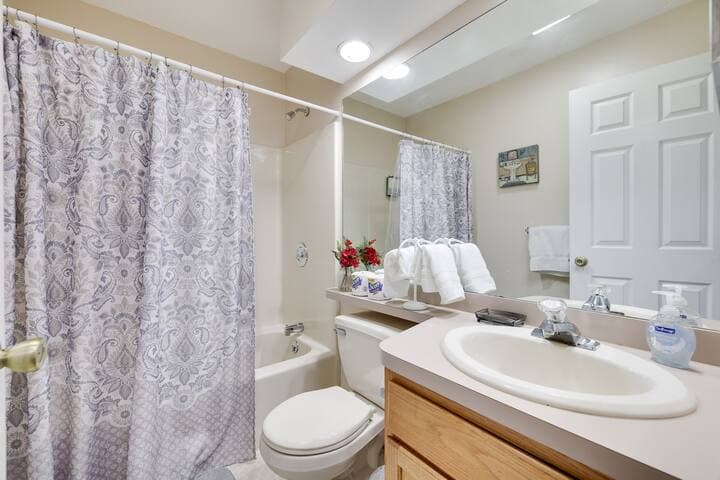 Pocono Mountain Home , Hot Tub- 1 Mile to Skiing!