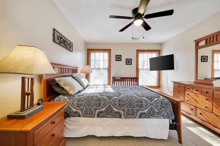 Pocono Mountain Home , Hot Tub- 1 Mile to Skiing!