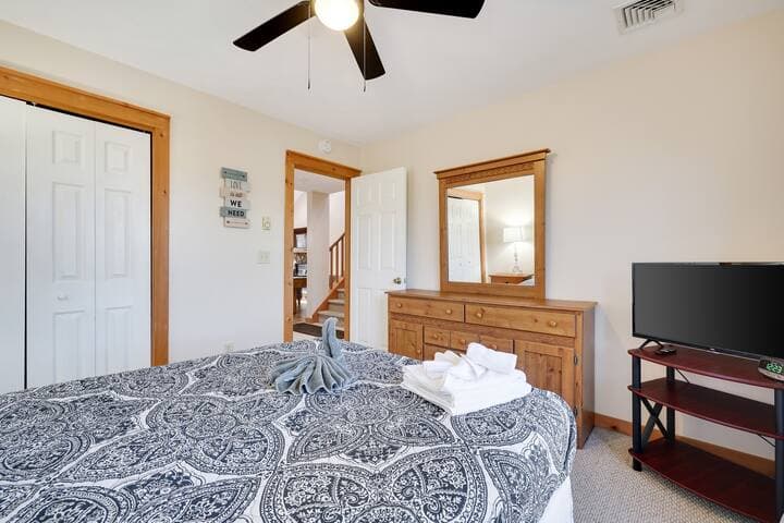 Pocono Mountain Home , Hot Tub- 1 Mile to Skiing!