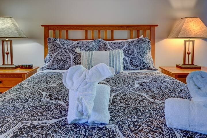 Pocono Mountain Home , Hot Tub- 1 Mile to Skiing!