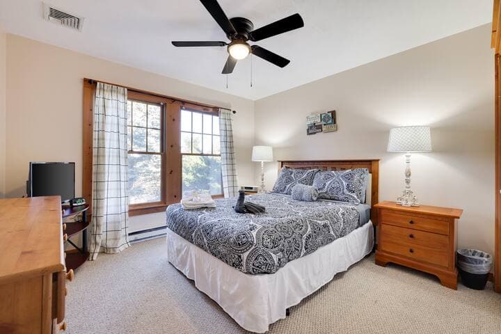 First floor bedroom with quenn bed.