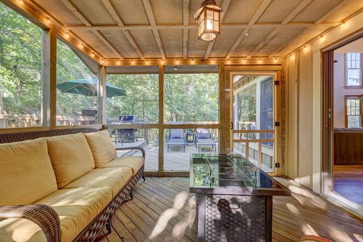Private sunporch with firepit
