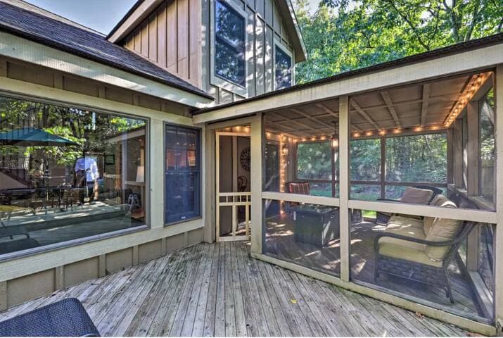 Pocono Mountain Home , Hot Tub- 1 Mile to Skiing!