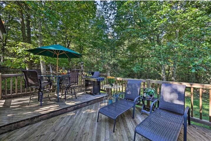 Pocono Mountain Home , Hot Tub- 1 Mile to Skiing!