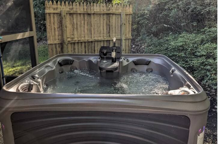 Pocono Mountain Home , Hot Tub- 1 Mile to Skiing!